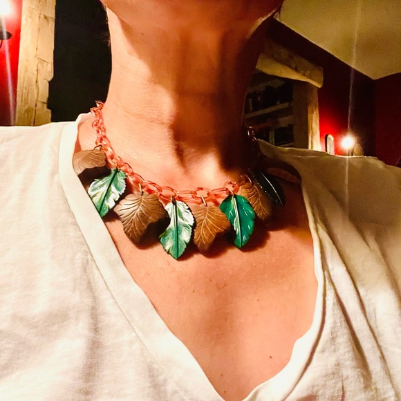 Vintage celluloid? Leaf necklace. Absolutely pristine. - Picture 7 of 9